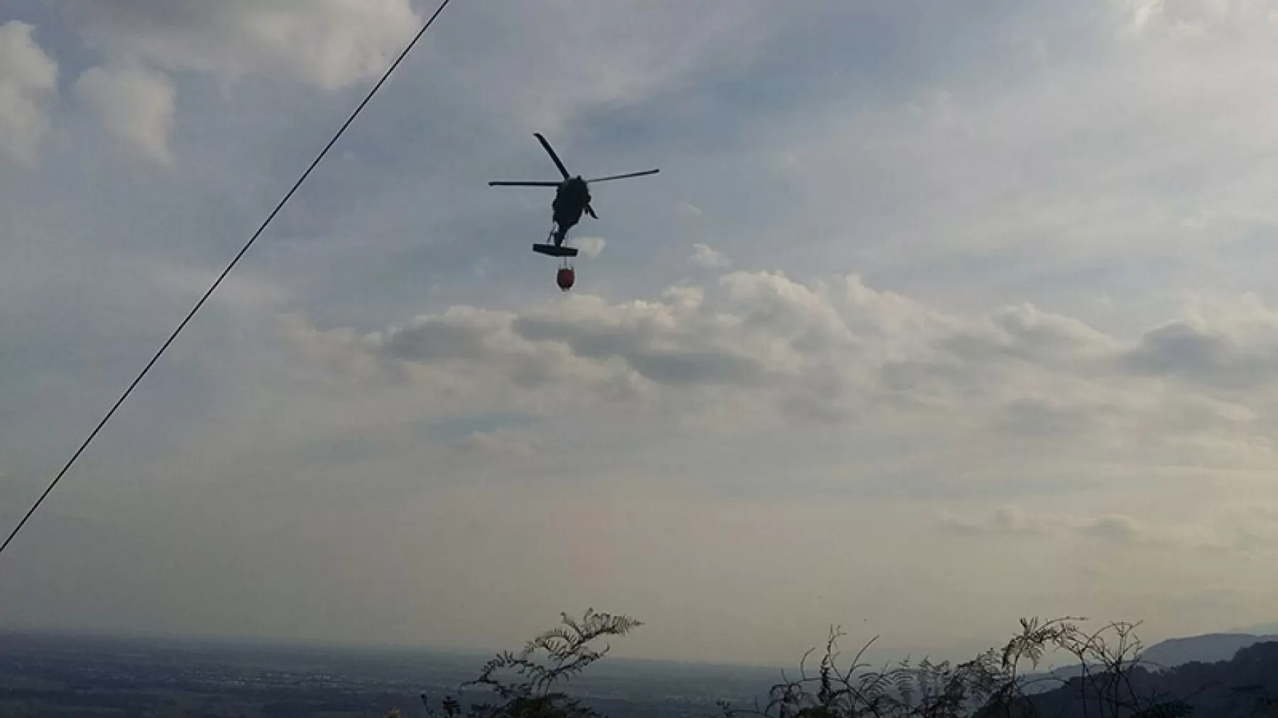 Cinco descargas de 2.500 galones de agua y líquido retardante extinguieron la conflagración.
